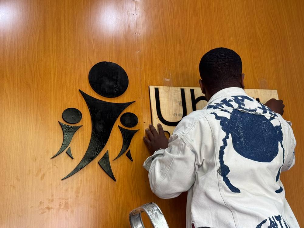 Pose d'un logo mural en acrylique