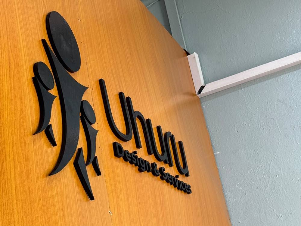 Logo Uhuru en acrylique noir découpé au laser, posé au mur