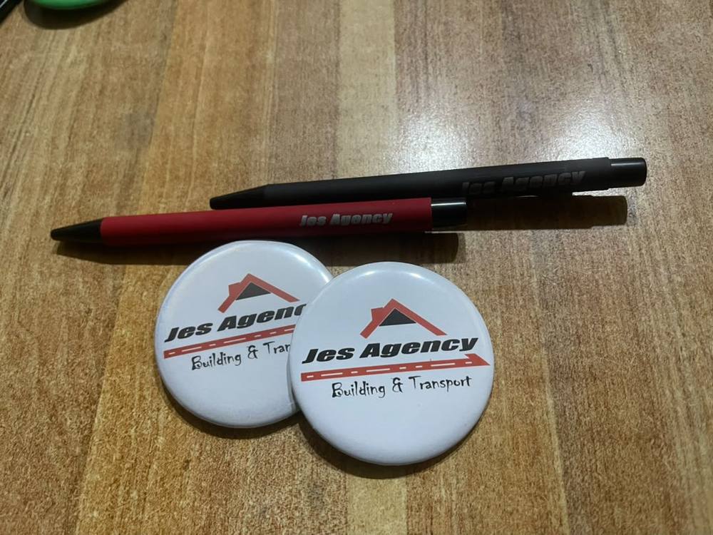 Badges et stylos personnalisés