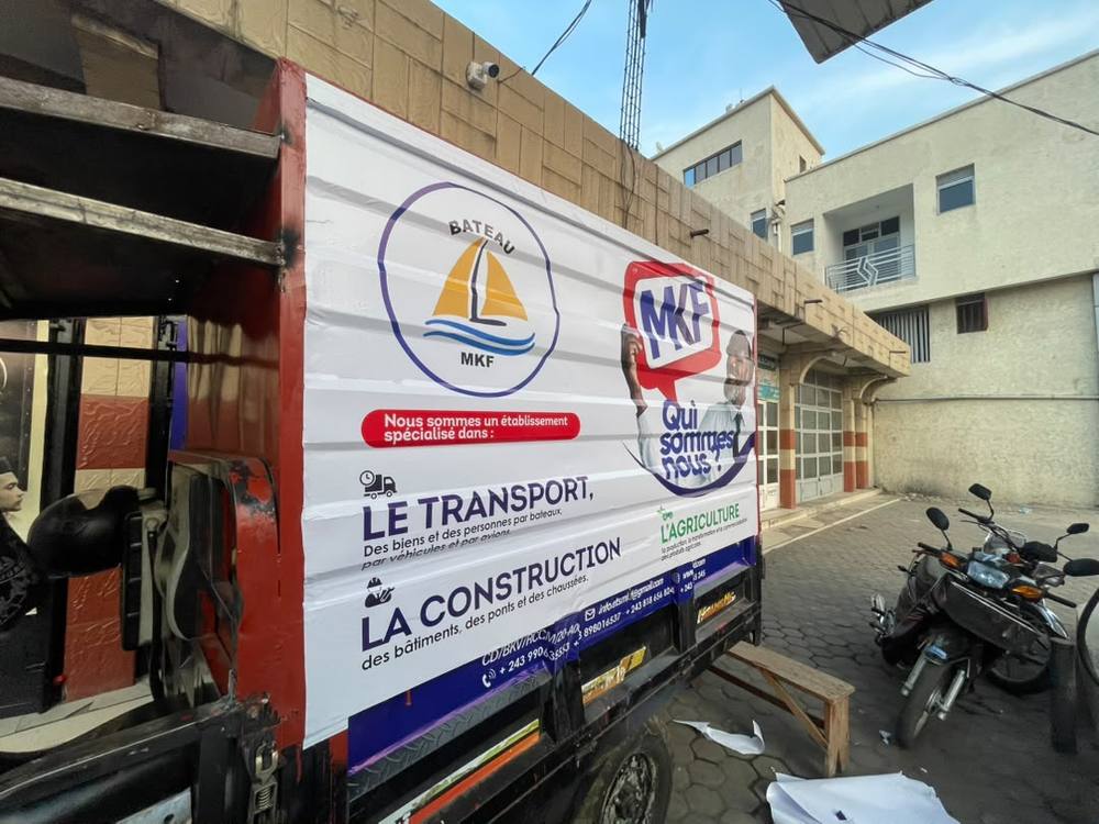 Tricycle habillé d'un adhésif publicitaire MKF