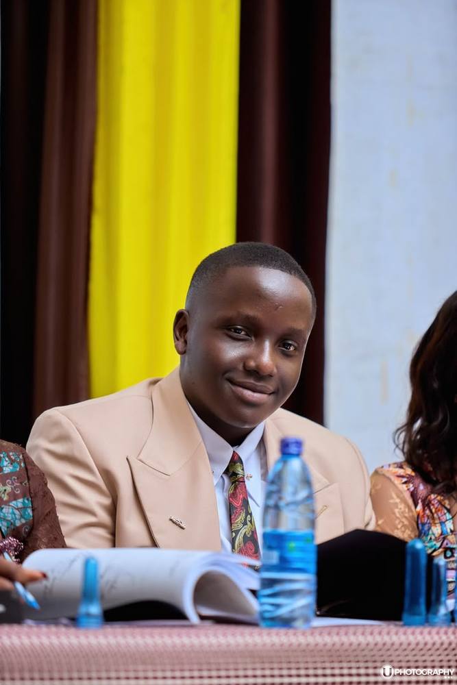 Diplômé souriant lors d'une cérémonie